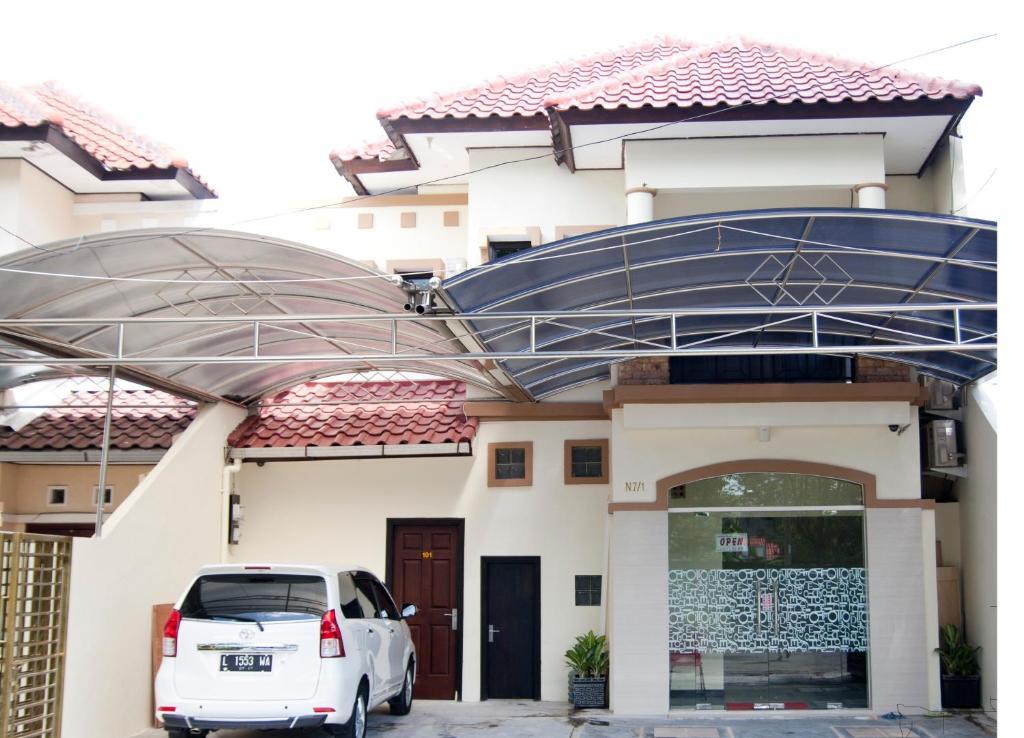 Galaxy Guest House Surabaya Exterior photo